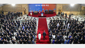 대북협상 전문가에 개혁 중책… “국정원과 정치 떼어놓겠다”