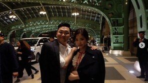 “두 손을 살포시”…싸이X손나은, 훈훈한 투샷