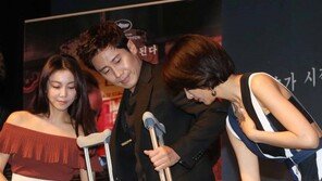 [동아포토]신하균, 빛나는 목발 투혼