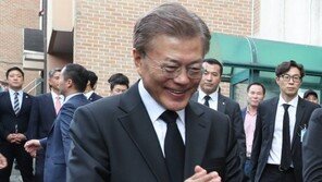 출근길 주민들과 ‘셀피’ 찍어주는 文 대통령, 사진사는 주영훈 경호실장