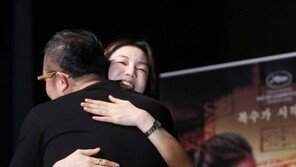 [동아포토]김옥빈-정별길, 따뜻한 포옹