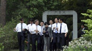 [포토] 신임 참모들과 청와대 경내 산책· 차담회 하는 文대통령 