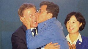 안희정 “문재인에 볼 뽀뽀, 국민이 좋아해…입각? 충남지사직 수행할 것”