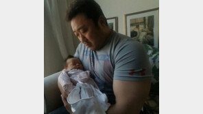 마동석 “조카 안는 건 힘든 일”…팔뚝이 아이 두 배