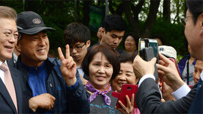 문재인 대통령 “경호때문에 불편하시죠?”… 출근길 이웃들과 셀카 