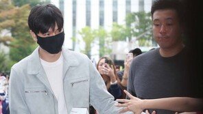 [동아포토]이민호, 사회복무요원 첫 출근.. ＂붙잡고도 ＂