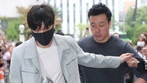 이민호, 오늘(12일) 강남구청서 복무 시작…‘조용히 첫 출근’