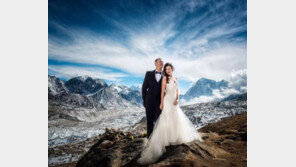 에베레스트에서 결혼 신혼부부, 사진은 진짜 ‘예술’