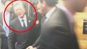 [영상]엘리베이터 타는 대통령 불렀더니…바로 내려 “누가 불렀어요?”