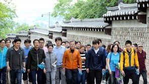 문재인 대통령, 취임 첫 주말 ‘마크맨’들과 등산…50분 산행 후 靑오찬도