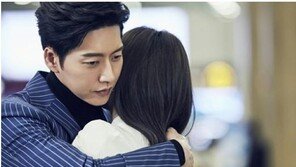 ‘맨투맨’ 박해진 스틸컷 공개…‘낯선 여자와 포옹, 김민정은 어쩌고?’