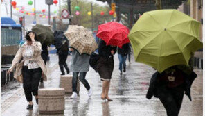 시민 놀라게 한 ‘서울날씨’…“강풍과 비의 콜라보” “밤 같다”