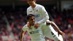 [통신원 리포트] 기성용 첫 도움…스완지시티, 잔류 보인다