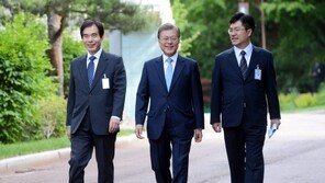 “‘문재인 대통령 국정수행 잘할 것’, 75%…최우선 개혁과제? ‘검찰개혁’”