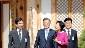 “바지 짧다” “유행이래” 文대통령 부부 출근길 대화에 누리꾼 ‘들썩’…“엄마아빠 같아”