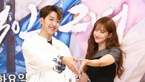 [동아포토]이정신-오연서 ‘독특한 하트’