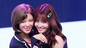 [동아포토]트와이스 정연-모모, 리즈 갱신하는 미모