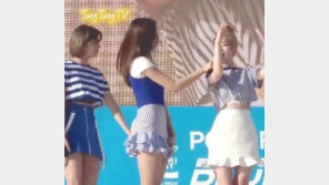 ‘시그널’ 트와이스 정연, 치마 짧은 쯔위 지켜주는 ‘착한 손’ 포착