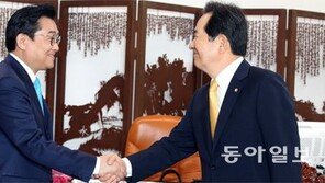 국회 찾은 전병헌 “당청관계 아닌 국청관계”