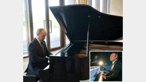 푸틴, 스트롱맨 대신 ‘피아노맨’