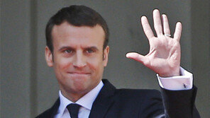 佛 마크롱 “공무원 요새 허물어라”…文정부 정책은?