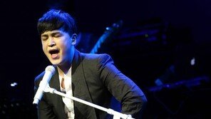 [동아포토]이수, '그러나, 밤' 라이브 무대