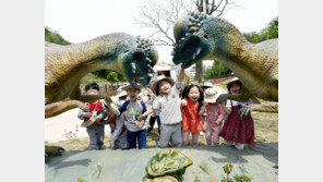 “공룡 모형 신기해요”