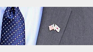 [단독]“한미동맹 진한 우정 보이려…” 양국 국기 배지 단 美대표단