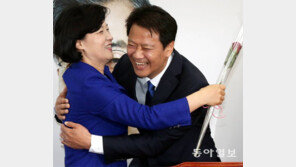 장미꽃 들고온 임종석, 추미애와 갈등설 진화