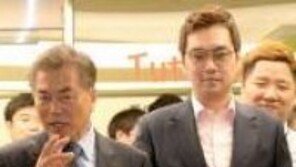 초아와 열애설 이석진, 문재인 대통령과는 어떤 인연?