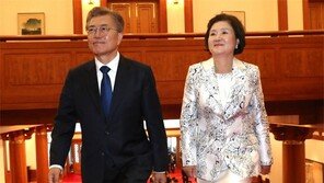 “꽃무늬 옷 이쁘오” “이게 유행이래요”