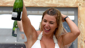 올리비아 버클랜드, 신나게 즐기는 비키니 파티