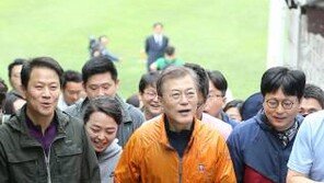 ‘문재인 등산복’ 재출시, 블랙야크 “북악산 산행 후 구입 문의 쇄도”