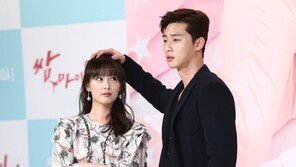 [동아포토]박서준-김지원 ‘심쿵 포인트를 잘 아는 포즈’