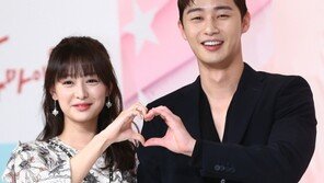 [동아포토]박서준-김지원 ‘핑크빛 케미 뿜뿜!’