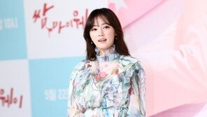 [동아포토]송하윤 ‘가는 봄 붙잡는 패션’