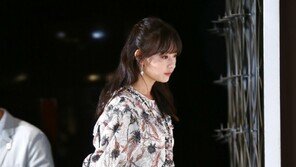 [동아포토]김지원 ‘짧은 치마에 조심스런 발걸음’