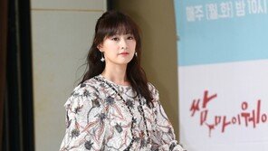 [동아포토]김지원 ‘군복 카리스마 잊게 만드는 러블리 원피스’