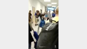 [영상]“상대 잘못 골랐어” 키 작은 친구 놀리다 혼쭐난 고등학생