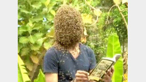 얼굴 뒤덮은 벌떼에 물려도 안 아프다는 男 “벌이 무는 건 장난”