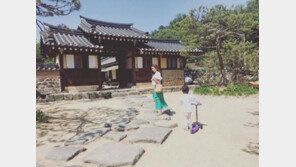 ‘둘째 임신’ 현영, 육아 사진 재조명…“껌딱지랑 휴식 중”