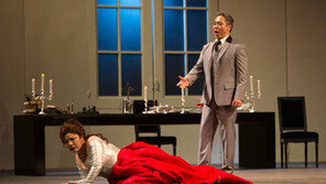 광고 감독 연출작… 눈보다 귀가 즐거웠다