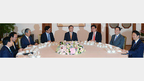 문재인 대통령 “국회 개헌논의 존중… 선거제도 개편도 이뤄지길”