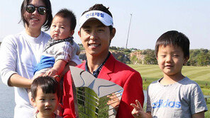 ‘서른셋에 아들 셋’ 최진호, 단숨에 상금 선두