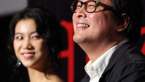 김옥빈 주연 ‘악녀’, 칸서 4분 기립박수…박찬욱 “옥빈아!” 응원