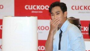 [동아포토]김수현, 수줍은 팬사인