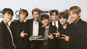 ‘빌보드 뮤직어워즈’ 트로피… 방탄소년단, K팝그룹 첫 수상