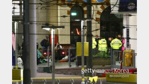 맨체스터 경기장서 공연중 폭발음, 아리아나 그란데 “마음이 찢어져…달리 할 말이 없다”