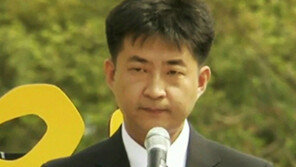 굳은 얼굴로 ‘레이저’ 쏘던 노건호, 웃음 머금고 농담까지…분노 풀렸나?