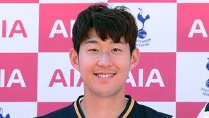 [포토] 손흥민 ‘여심 녹이는 손가락 하트’